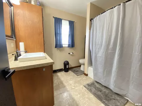 Bath - 2476 Arrowhead Dr, Springfield, IL 62702 photo 1 of 4