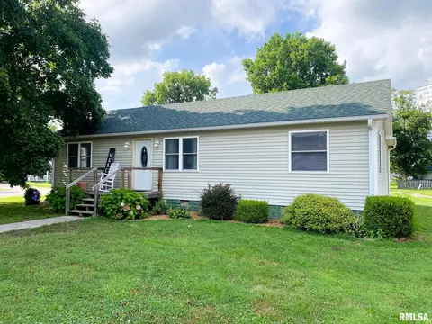 156 W Adams St, Greenview, IL 62642