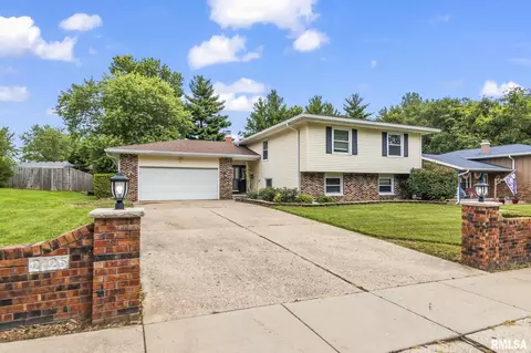 2125 Shabbona Dr, Springfield, IL 62702