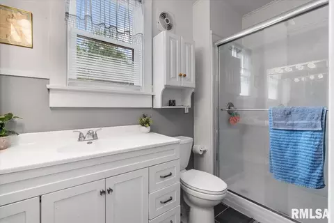 Bath - 1031 N Osburn Ave, Springfield, IL 62702 photo 1 of 1