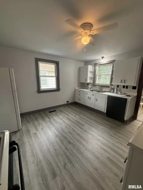 Kitchen - 1637 Melrose St, Springfield, IL 62703 photo 1 of 3
