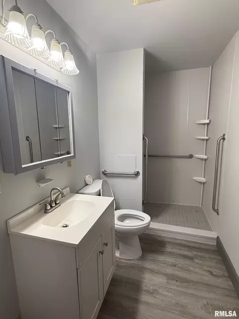 Bath - 1637 Melrose St, Springfield, IL 62703 photo 1 of 1