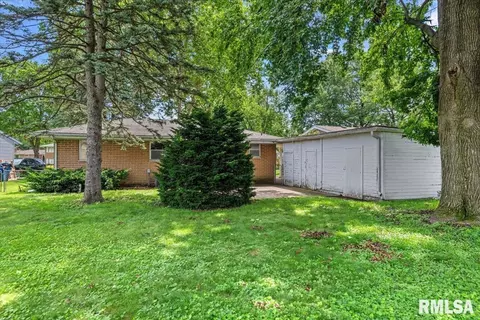 Exterior - 2307 Eastview Dr, Springfield, IL 62702 photo 3 of 4