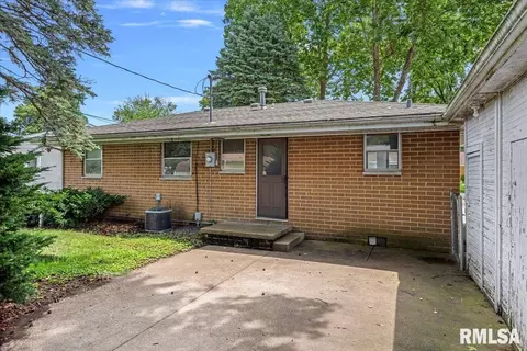 Exterior - 2307 Eastview Dr, Springfield, IL 62702 photo 4 of 4