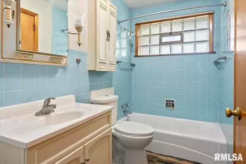 Bath - 2307 Eastview Dr, Springfield, IL 62702 photo 1 of 1