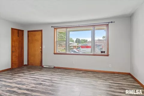 Living - 2307 Eastview Dr, Springfield, IL 62702 photo 2 of 3