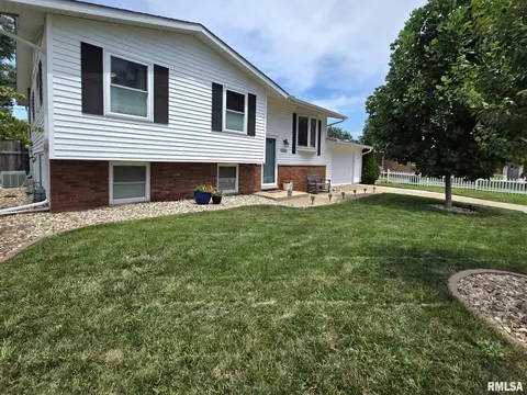 2213 Brookmeade Dr, Quincy, IL 62301