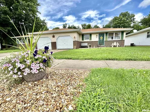12 Gettysburg Dr # B, Jacksonville, IL 62650