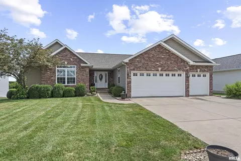 516 Wintergreen Dr, Chatham, IL 62629