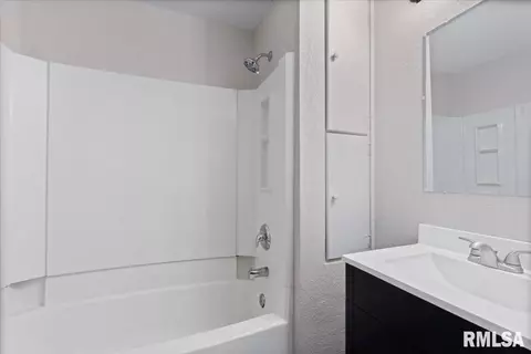 Bath - 615 E Myrtle St, Springfield, IL 62703 photo 1 of 2