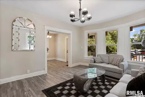 Living - 615 E Myrtle St, Springfield, IL 62703 photo 2 of 2