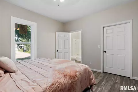 Bedroom - 615 E Myrtle St, Springfield, IL 62703 photo 2 of 9