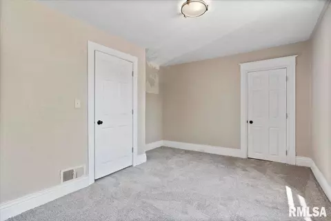 Bedroom - 615 E Myrtle St, Springfield, IL 62703 photo 5 of 9