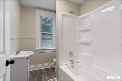 Bath - 615 E Myrtle St, Springfield, IL 62703 photo 2 of 2