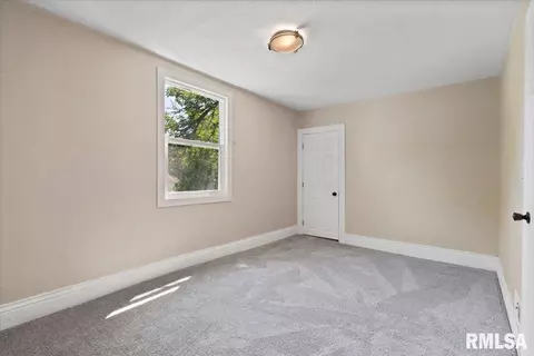 Bedroom - 615 E Myrtle St, Springfield, IL 62703 photo 4 of 9