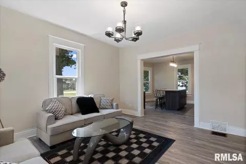 Living - 615 E Myrtle St, Springfield, IL 62703 photo 1 of 2