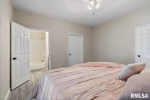 Bedroom - 615 E Myrtle St, Springfield, IL 62703 photo 3 of 9
