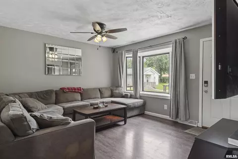 Living - 3013 Terra Ct, Springfield, IL 62707 photo 2 of 3