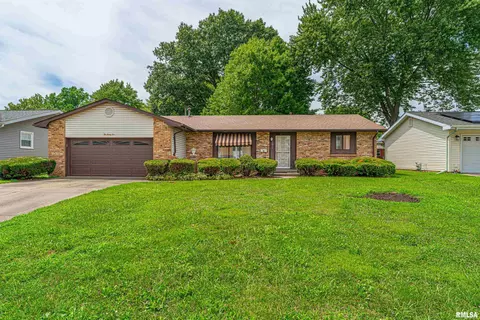 1025 N College St, Lincoln, IL 62656