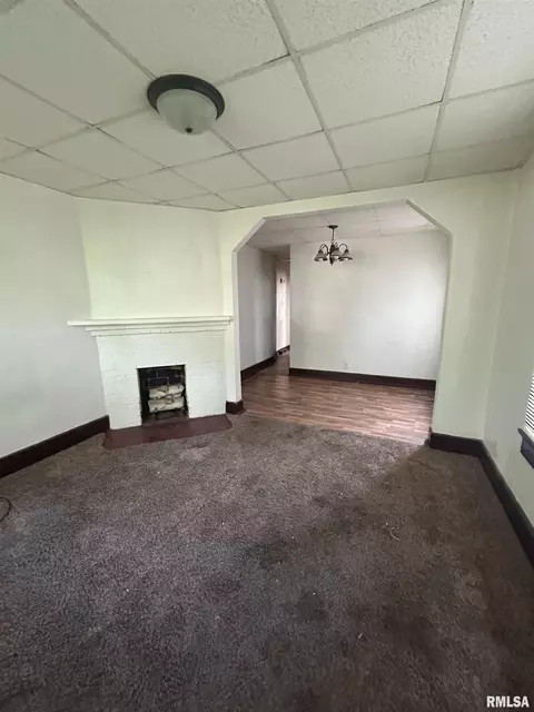 Living - 1453 N 3rd St, Springfield, IL 62702 photo 2 of 2