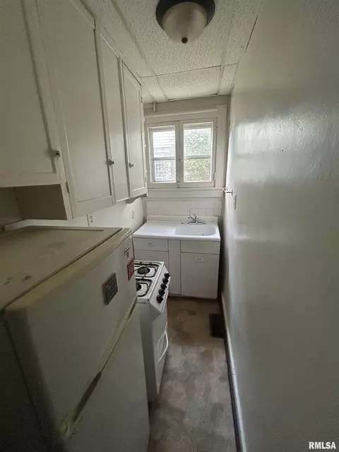 Kitchen - 1453 N 3rd St, Springfield, IL 62702 photo 2 of 3