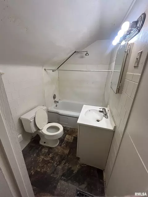 Bath - 1453 N 3rd St, Springfield, IL 62702 photo 2 of 2