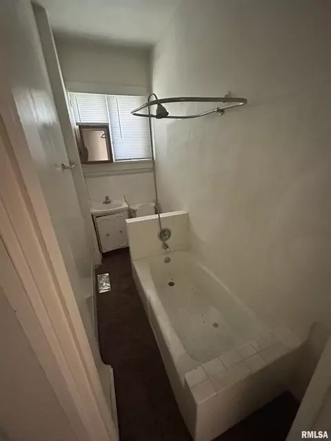 Bath - 1453 N 3rd St, Springfield, IL 62702 photo 1 of 2