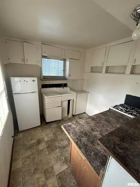 Kitchen - 1453 N 3rd St, Springfield, IL 62702 photo 3 of 3