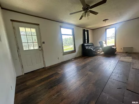 Living - 625 Bluegrass St, Milton, IL 62352 photo 2 of 3