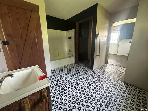 Bath - 625 Bluegrass St, Milton, IL 62352 photo 2 of 2