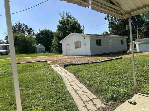 Exterior - 625 Bluegrass St, Milton, IL 62352 photo 6 of 11