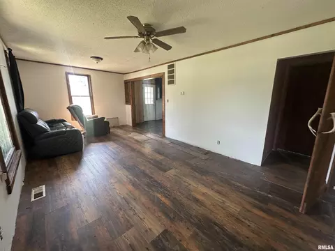 Living - 625 Bluegrass St, Milton, IL 62352 photo 1 of 3