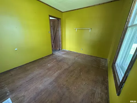 Bedroom - 625 Bluegrass St, Milton, IL 62352 photo 2 of 3