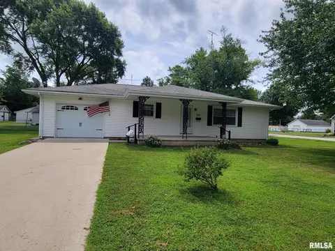 429 Weaver St, Nokomis, IL 62075