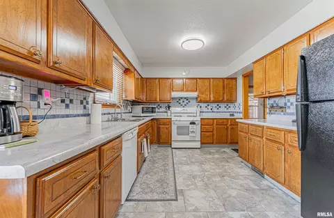 Kitchen - 20708 Long Rd, Delavan, IL 61734 photo 1 of 3
