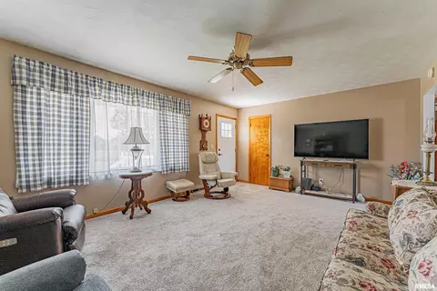 Living - 20708 Long Rd, Delavan, IL 61734 photo 3 of 3