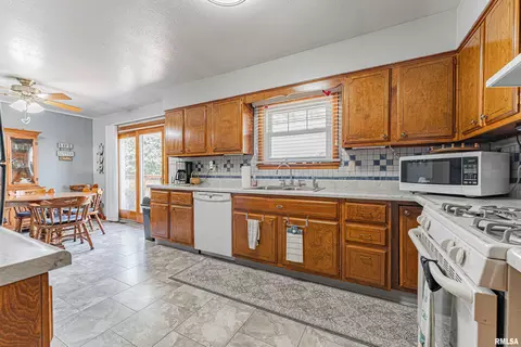 Kitchen - 20708 Long Rd, Delavan, IL 61734 photo 2 of 3