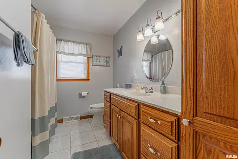 Bath - 20708 Long Rd, Delavan, IL 61734 photo 1 of 1
