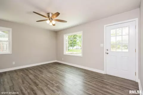 Living - 18 Goodwin Ct, Springfield, IL 62704 photo 1 of 2
