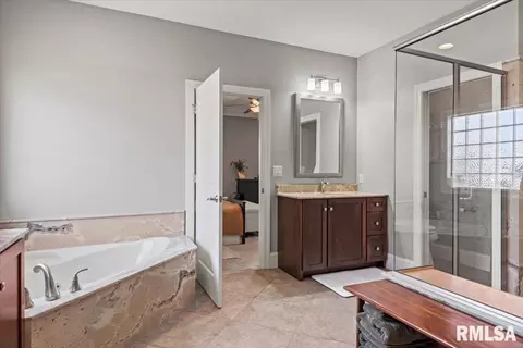 Bath - 4609 Lynhurst Rd, Springfield, IL 62711 photo 3 of 5