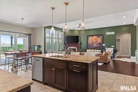 Kitchen - 4609 Lynhurst Rd, Springfield, IL 62711 photo 3 of 6
