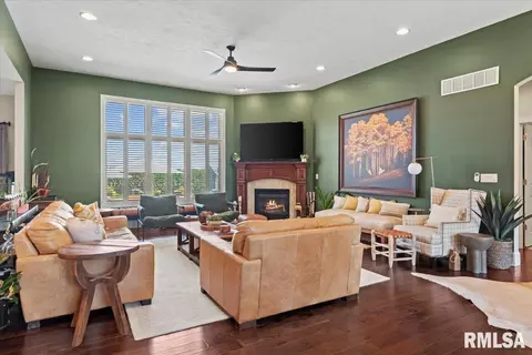 Living - 4609 Lynhurst Rd, Springfield, IL 62711 photo 6 of 6