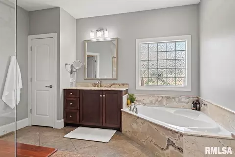 Bath - 4609 Lynhurst Rd, Springfield, IL 62711 photo 2 of 5