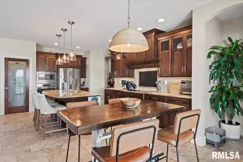 Kitchen - 4609 Lynhurst Rd, Springfield, IL 62711 photo 5 of 6