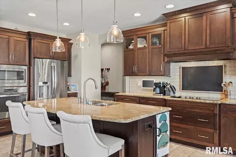 Kitchen - 4609 Lynhurst Rd, Springfield, IL 62711 photo 4 of 6