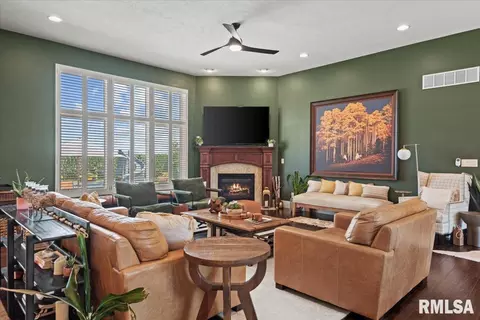 Living - 4609 Lynhurst Rd, Springfield, IL 62711 photo 5 of 6