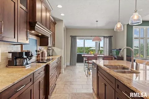 Kitchen - 4609 Lynhurst Rd, Springfield, IL 62711 photo 2 of 6