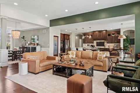 Living - 4609 Lynhurst Rd, Springfield, IL 62711 photo 2 of 6
