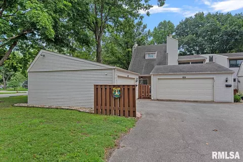 55 Country Pl, Springfield, IL 62703