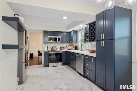 Kitchen - 2106 Briarcliff Dr, Springfield, IL 62704 photo 3 of 3